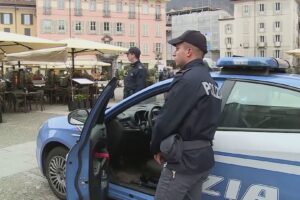 Violenza in piazza Volta, altro episodio. Un 49enne vagava con un coltello. Un caso la sicurezza