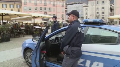 Violenza in piazza Volta, altro episodio. Un 49enne vagava con un coltello. Un caso la sicurezza