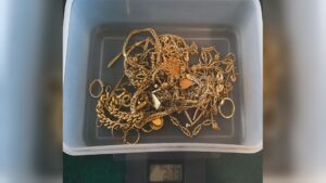 Contrabbando di oro dall’Italia alla Svizzera: sul confine 230 chili di vecchi gioielli