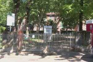 Lavori sospesi nei giardini di via Volpati. L’assessore: “Prevista una variante”