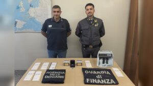 “Siamo turisti”. Ma in auto hanno diamanti e lingotti d’oro. Scoperta in dogana, multe e sequestri