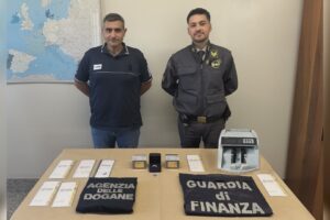 “Siamo turisti”. Ma in auto hanno diamanti e lingotti d’oro. Scoperta in dogana, multe e sequestri