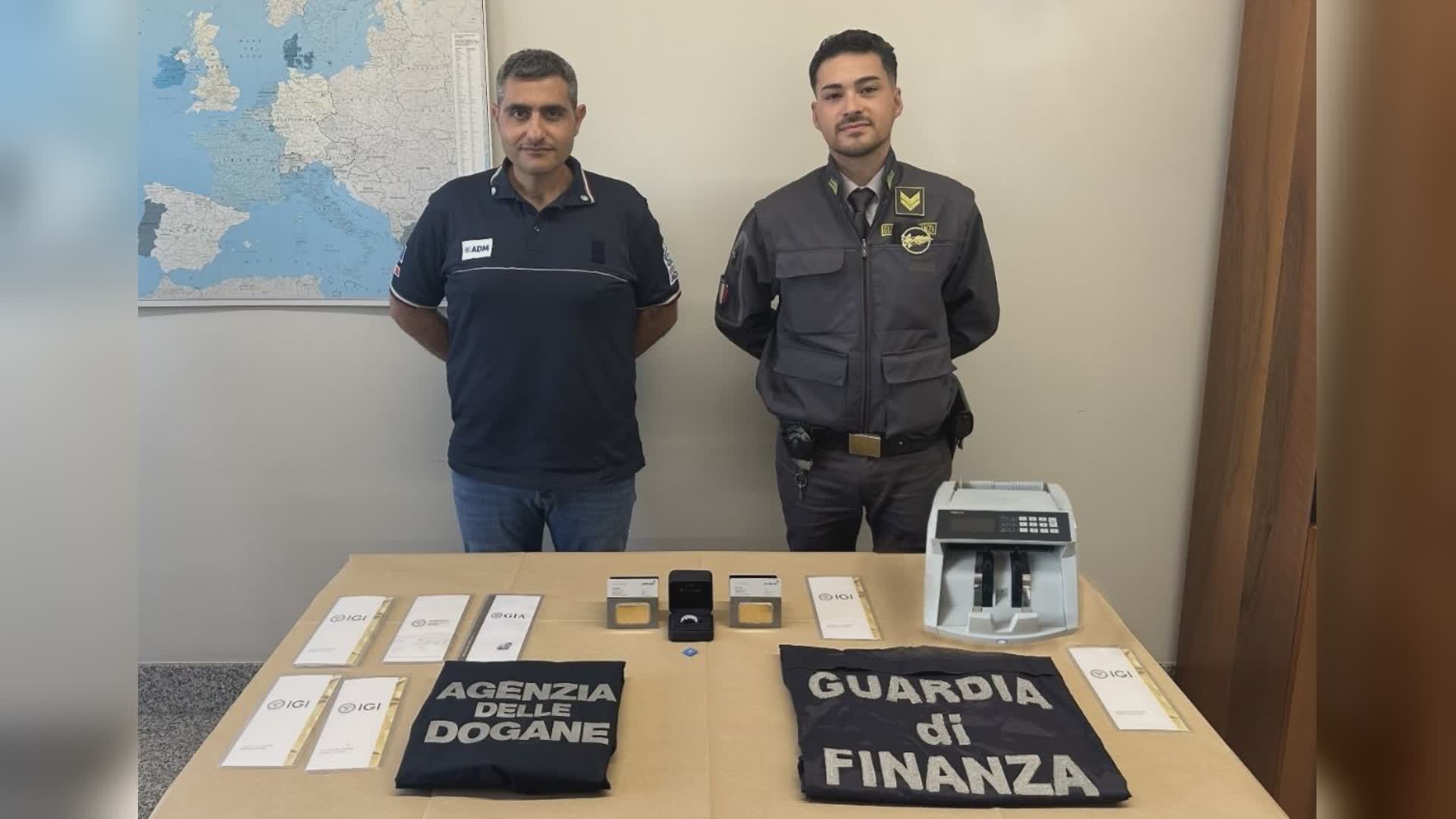 “Siamo turisti”. Ma in auto hanno diamanti e lingotti d’oro. Scoperta in dogana, multe e sequestri