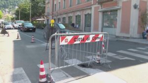 Lungolago, si riapre la buca coperta a maggio. Cappelletti: “Intervento definitivo a fine agosto”