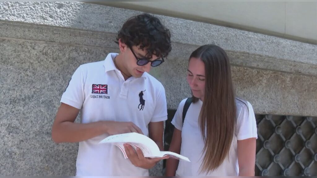 Maturità 2026, al via con il tema di italiano. Gli studenti comaschi: “Tracce inaspettate, ma soddisfatti”