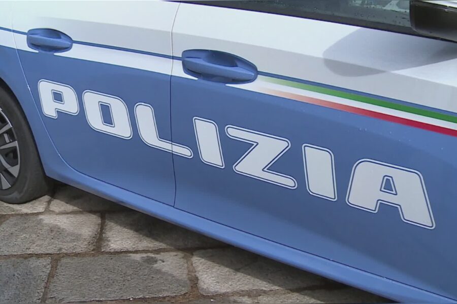 11865 Como strappano una collanina a un passante fermati quattro giovanissimi 1781859934