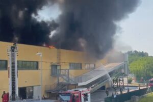 Incendio in un capannone a Montano Lucino, in azione 5 squadre dei vigili del fuoco