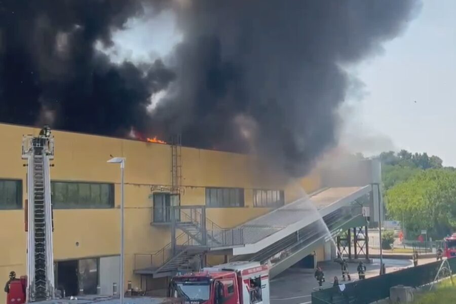 11888 Incendio in un capannone a Montano Lucino in azione 5 squadre dei vigili del fuoco 1781870592