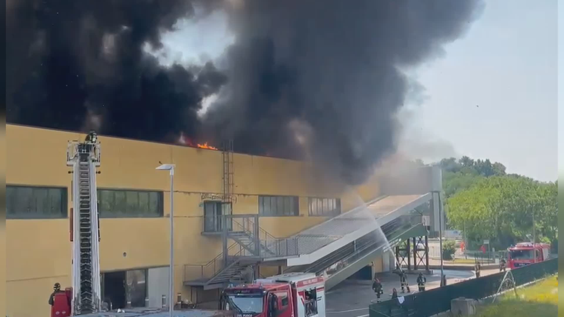 Incendio in un capannone a Montano Lucino, in azione 5 squadre dei vigili del fuoco