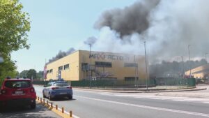 Incendio in un capannone a Montano Lucino, in azione 5 squadre dei vigili del fuoco