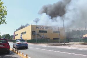 Incendio in un capannone a Montano Lucino, in azione 5 squadre dei vigili del fuoco