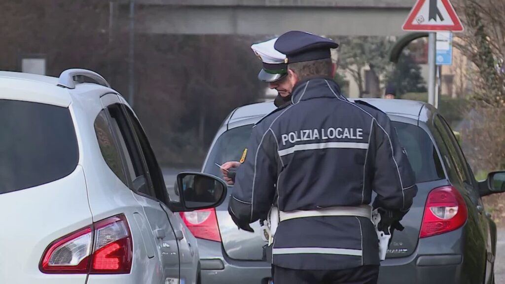 Autisti indisciplinati, a Como 235 multe al giorno. In un anno quasi 86mila multe in città