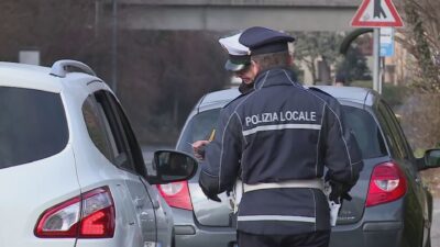 Autisti indisciplinati, a Como 235 multe al giorno. In un anno quasi 86mila multe in città