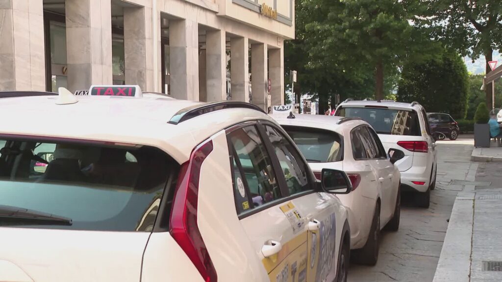 Como, scontro sindaco-tassisti. Rapinese: “Una lobby”. La replica: “Disprezzo per la categoria”
