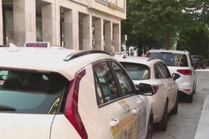 Como, scontro sindaco-tassisti. Rapinese: “Una lobby”. La replica: “Disprezzo per la categoria”
