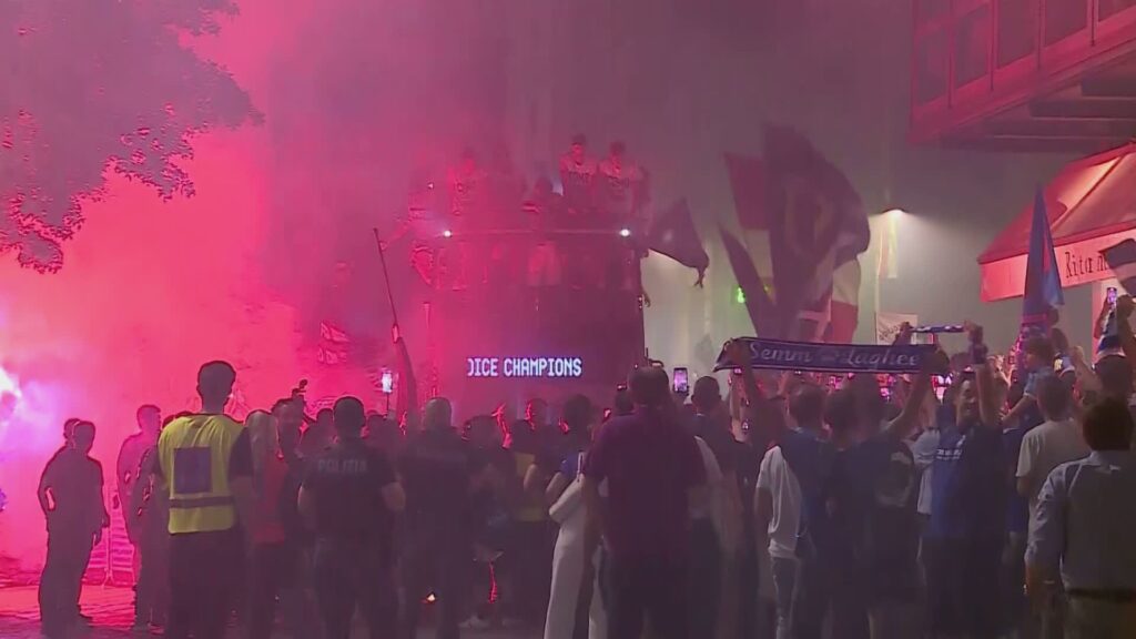Tommaso Paradiso celebra il Como in Champions