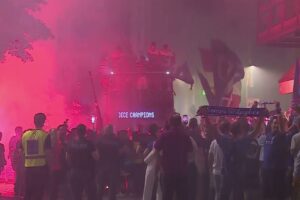 Tommaso Paradiso celebra il Como in Champions