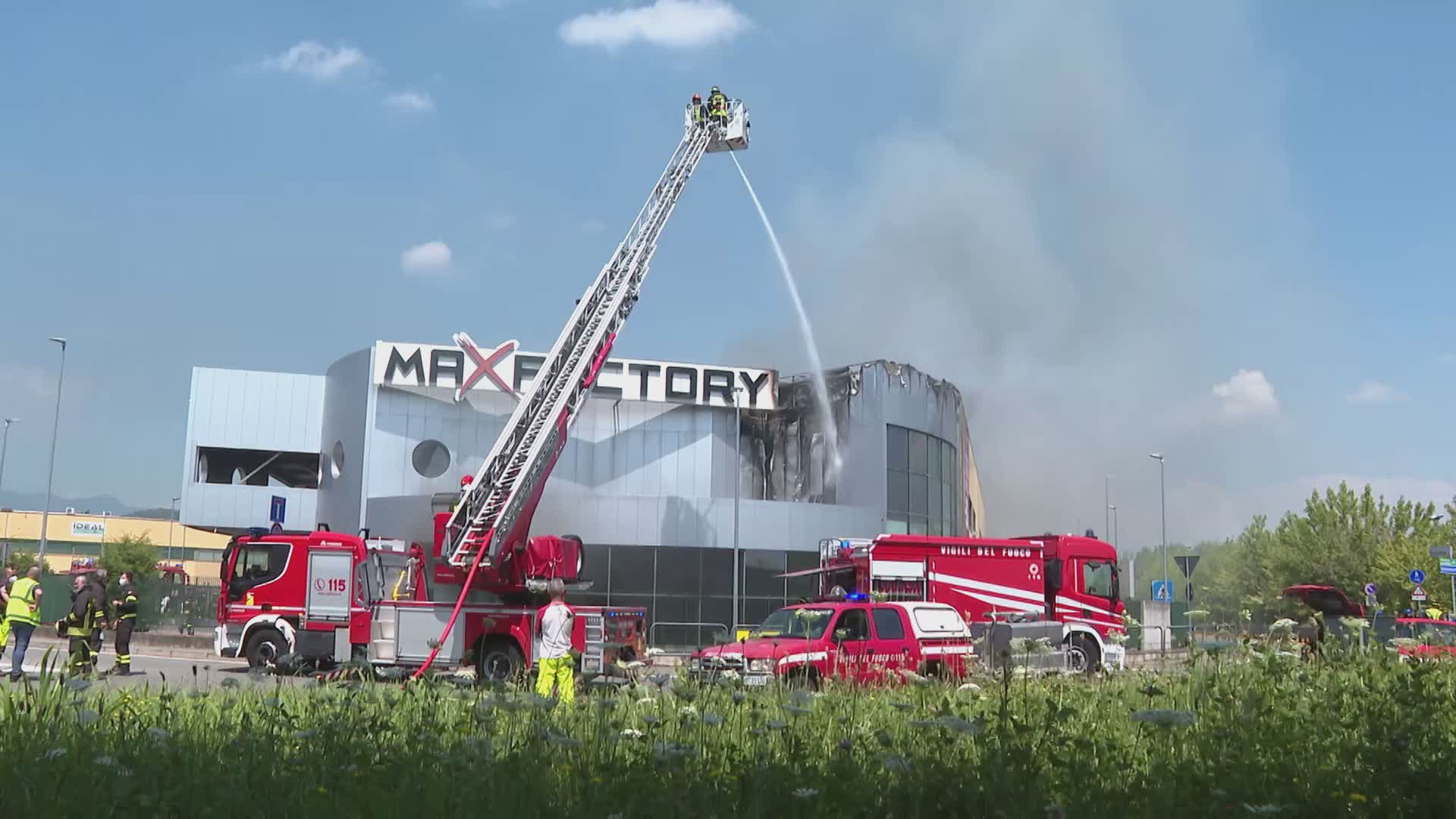 Incendio a Montano Lucino, il sindaco rassicura: “Nessun pericolo per la salute”