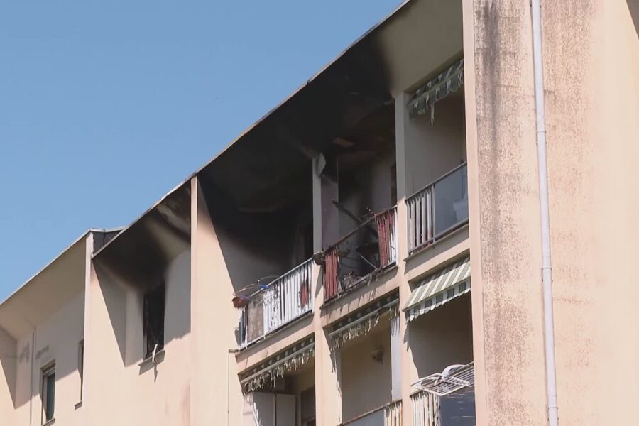 12036 Incendio a Montorfano appartamento in fiamme. 22 persone fuori casa 1782125616
