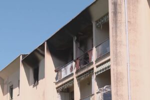 Incendio a Montorfano, appartamento in fiamme. Indagini in corso, non si esclude il dolo