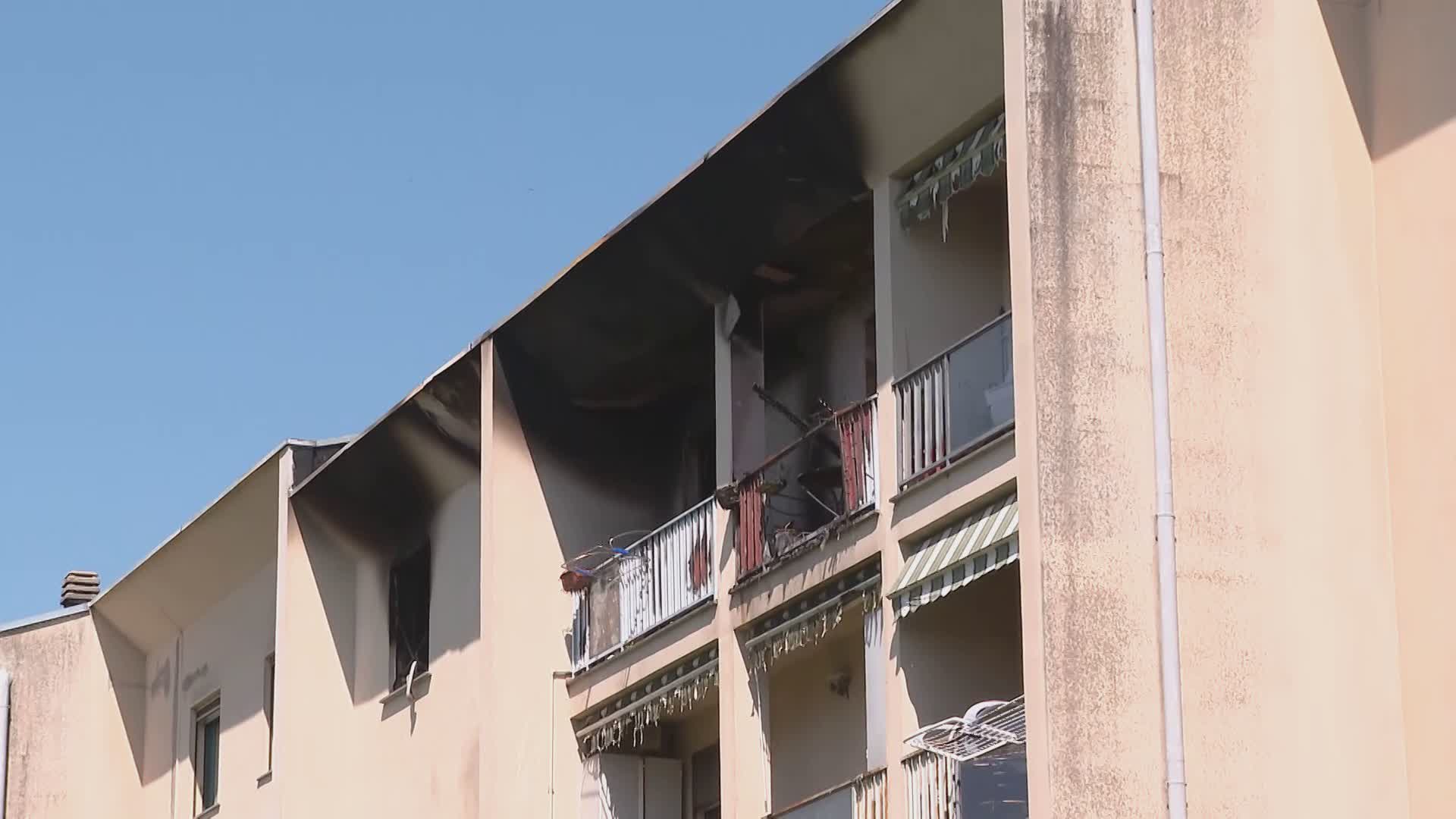 Incendio a Montorfano, appartamento in fiamme. Indagini in corso, non si esclude il dolo