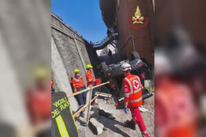 Como, auto fuori strada si ribalta e finisce nel cortile sottostante