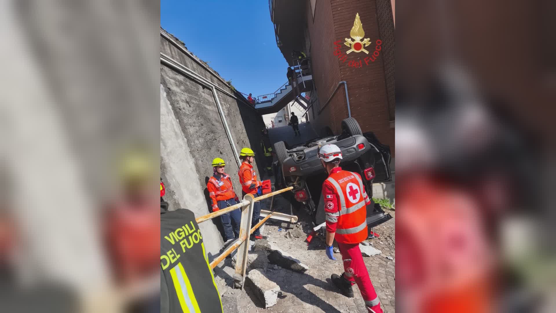 Como, auto fuori strada si ribalta e finisce nel cortile sottostante