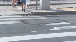 Como, buca sul Lungolago e tombinature ammalorate: intervento definitivo in fase di progettazione