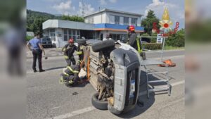 Auto ribaltata ad Albese con Cassano, 65enne liberato dai vigili del fuoco. E’ grave