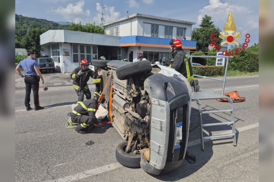 12147 Auto ribaltata ad Albese con Cassano 65enne liberato dai vigili del fuoco. E grave 1782229170