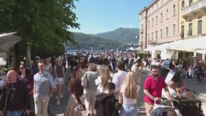 Caldo record, le conseguenze sulla salute. Colpo di calore e idratazione, i consigli del pediatra