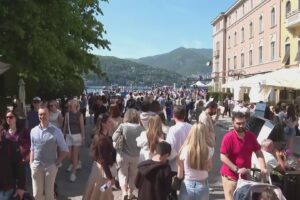 Caldo record, le conseguenze sulla salute. Colpo di calore e idratazione, i consigli del pediatra