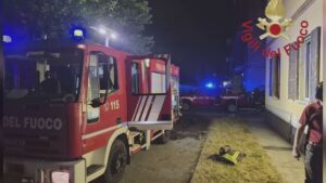 Incendio a Lomazzo, morto un 73enne. Il rogo sarebbe doloso, indagini dei carabinieri