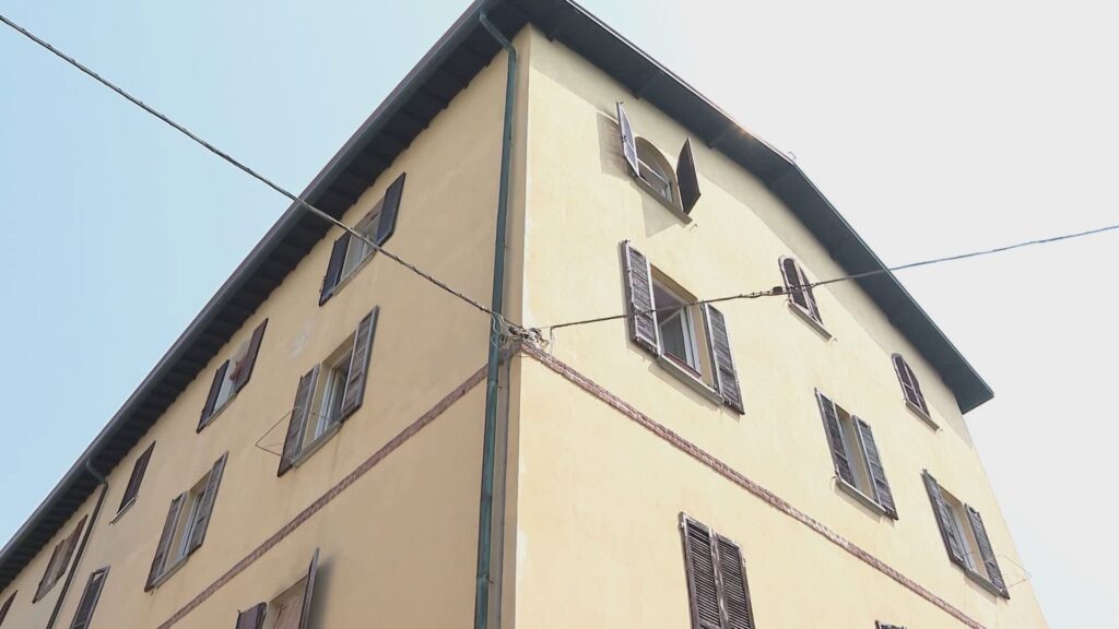 Incendio a Lomazzo, morto un 73enne. Rogo appiccato con la benzina, indagini sul piromane
