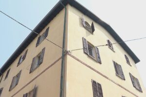 Incendio a Lomazzo, morto un 73enne. Rogo appiccato con la benzina, indagini sul piromane