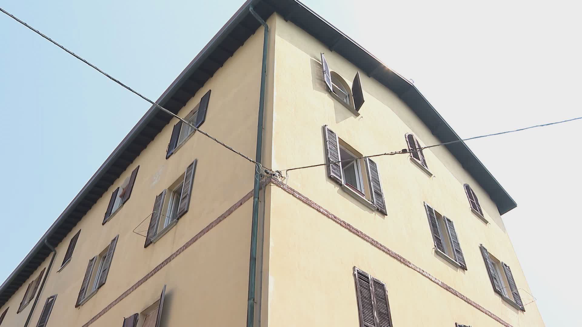 Incendio a Lomazzo, morto un 73enne. Rogo appiccato con la benzina, indagini sul piromane