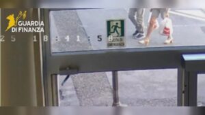 Spesa, visite e shopping nell’orario di lavoro. Due dipendenti del Comune di Como denunciati