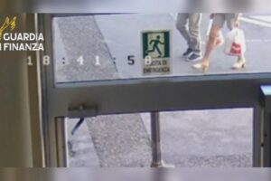 Spesa, visite e shopping nell’orario di lavoro. Due dipendenti del Comune di Como denunciati