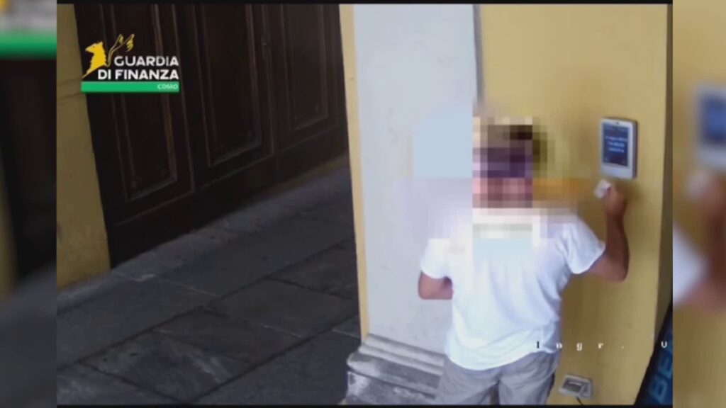 Spesa, visite e shopping nell'orario di lavoro. Due dipendenti del Comune di Como denunciati