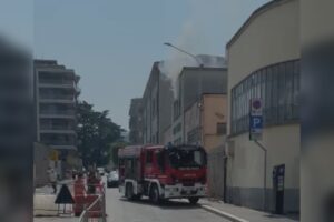 Incendio in via Sirtori a Como, intervento dei vigili del fuoco. Indagini in corso