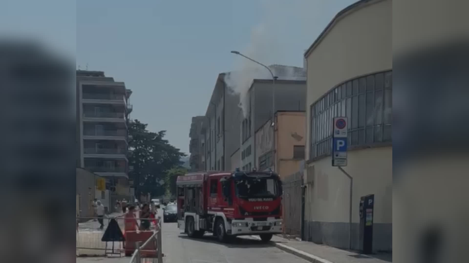 Incendio in via Sirtori a Como, intervento dei vigili del fuoco. Indagini in corso