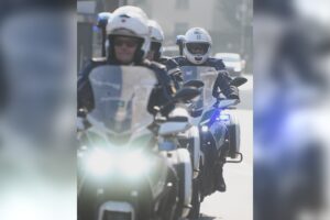Guida (sulla corsia dei bus) con una patente falsa degli Emirati Arabi. Denunciato