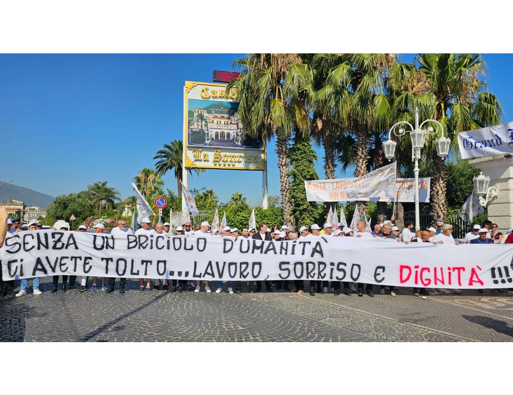 "Ci avete tolto la dignità", sit-in per salvare il castello delle cerimonie