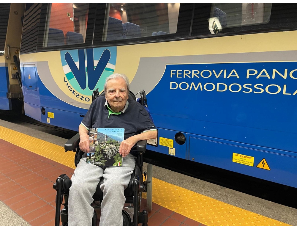 A 102 anni realizza il sogno di tornare sul treno della ferrovia Vigezzina