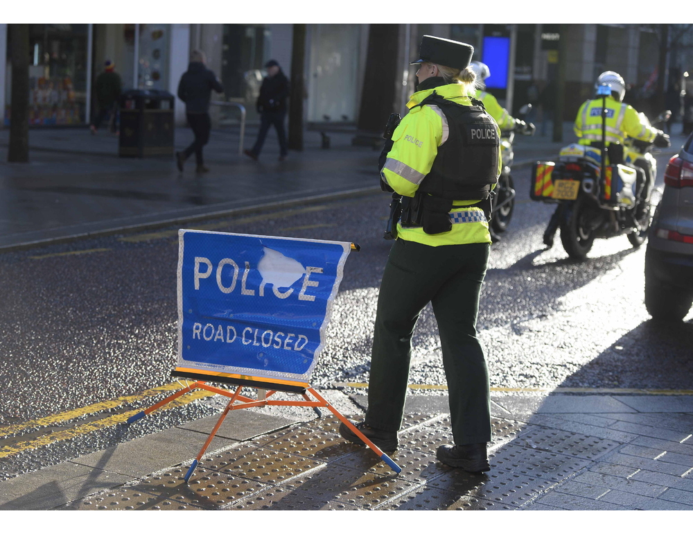 A Belfast veicoli in fiamme e strade bloccate da manifestanti
