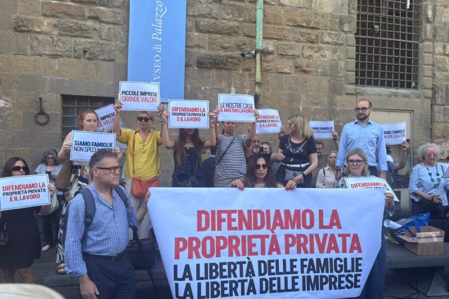 A manifestare un centinaio di persone