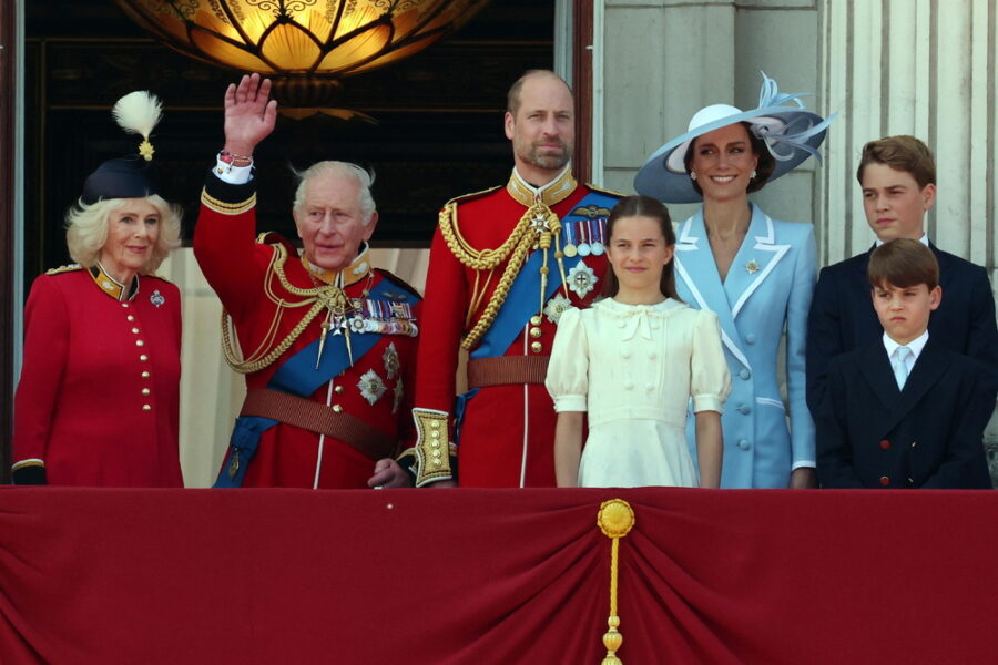 I reali al tradizionale 'Trooping the Colour'. Le Frecce Rosse sorvolano Londra
