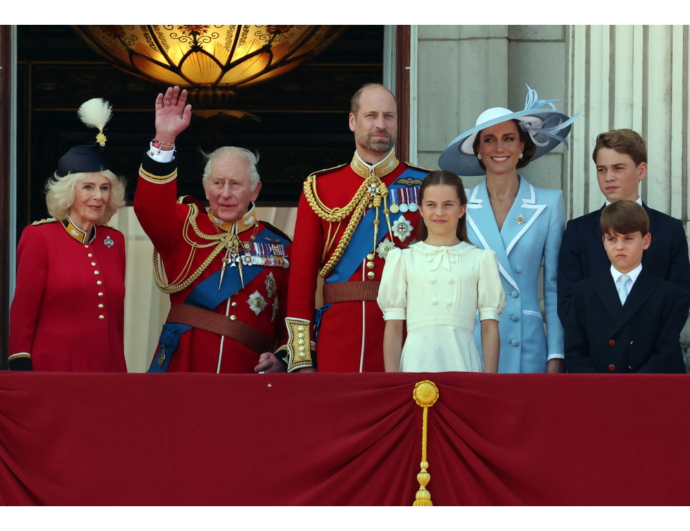 A Londra migliaia in piazza per la parata di compleanno di re Carlo III