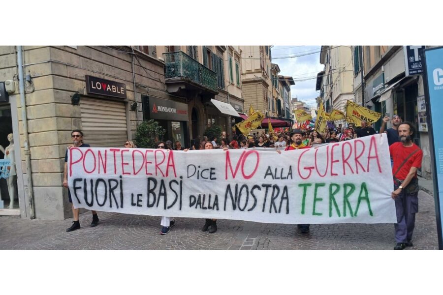 Promotori: "Corteo si contrappone alla cerimonia del 2 giugno in corso a Roma"