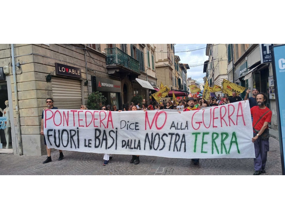 A Pontedera l’altra parata, ‘contro la base militare e la guerra’
